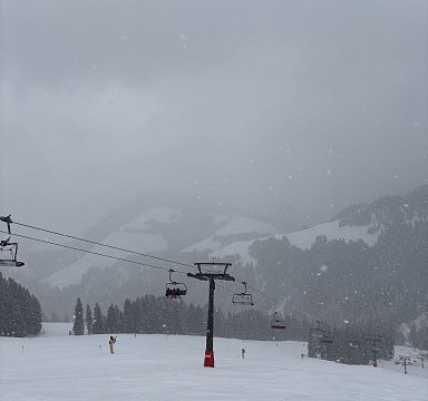 Verschneite Piste März 2026