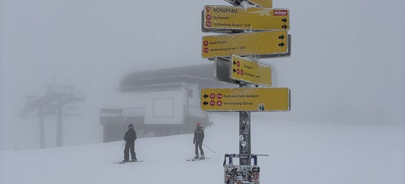 Verschneites Schild in der SkiWelt