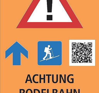 Warnschild für Skitourengeher mit Piktogramm eines Skifahrers, einem Pfeil nach oben und einem QR-Code auf orangefarbenem Hintergrund.