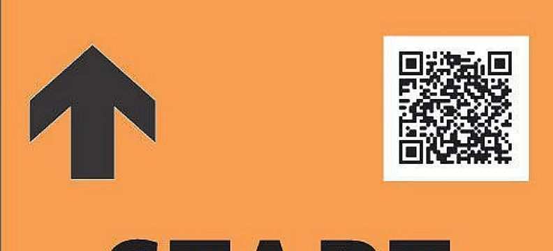 Oranges Schild mit schwarzem Pfeil nach oben und dem Wort "Start". QR-Code befindet sich rechts neben dem Text.