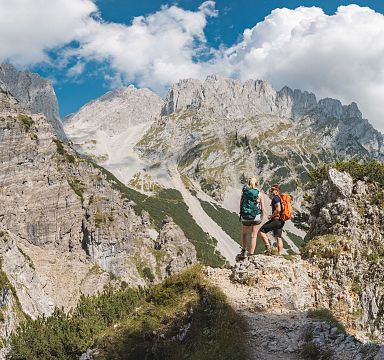 Zwei wanderer auf einem steinigen Abschnitt