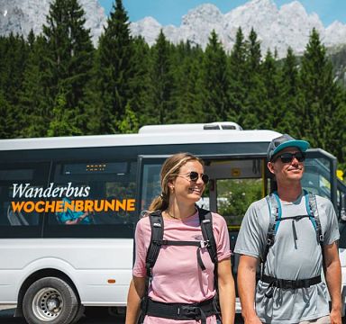 Ankunft mit dem Wanderbus an der Wochenbrunner Alm am Wilden Kaiser.