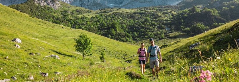 Gemeinsam wandern am Fuße des Wilden Kaisers.