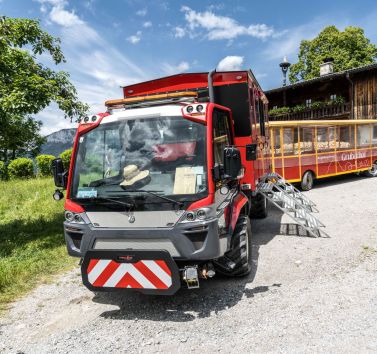Traktorfahrt und Besichtigung Bergdoktorhaus