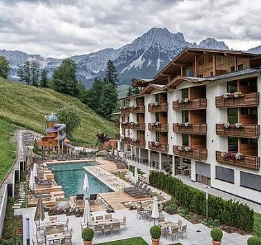 /media/teasergrid/ellmau-hotel-christoph-hotel-aussen-1.jpg