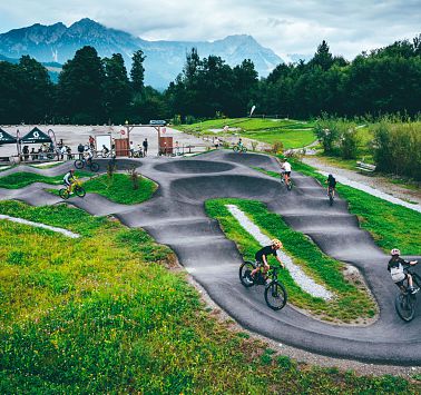 Übersicht eines asphaltierten Pumptracks im Bike Park