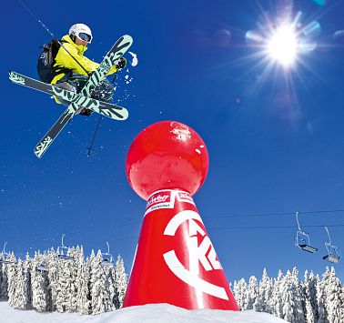 Ein Skifahrer in der Luft