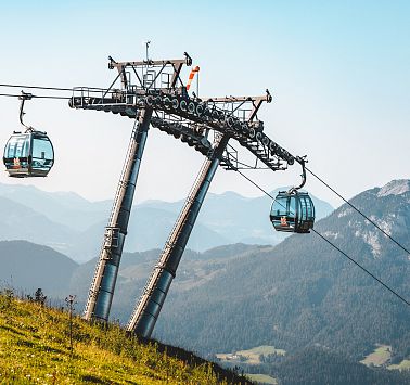 Blick auf Bergbahn vor Bergpanorama