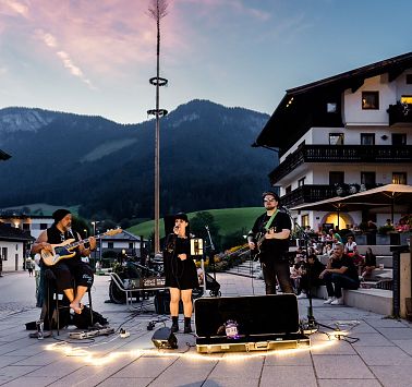 Menschen hören Musiker auf Bühne zu