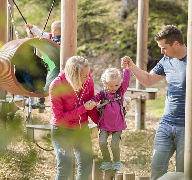 Eine Familie auf einem Spielplatz