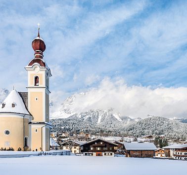 Blick auf eine Kirche und eine Berglandschaft