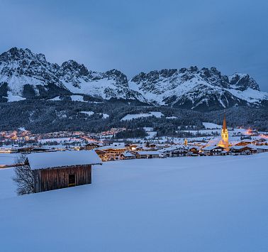 Blick auf Dorf in Abenddämmerung im Winter