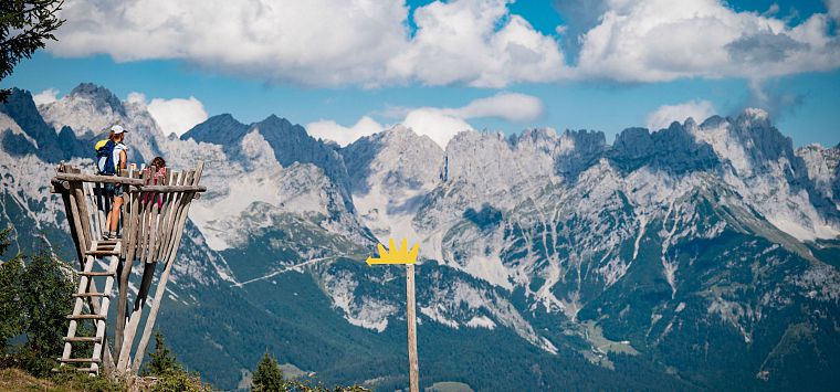 Panoramaaufnahme einer Aussichtsplattform und des Kaisergebirges