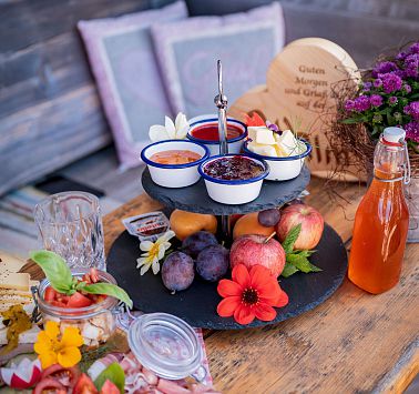 Gedeckter Tisch mit Frühstücksprodukten